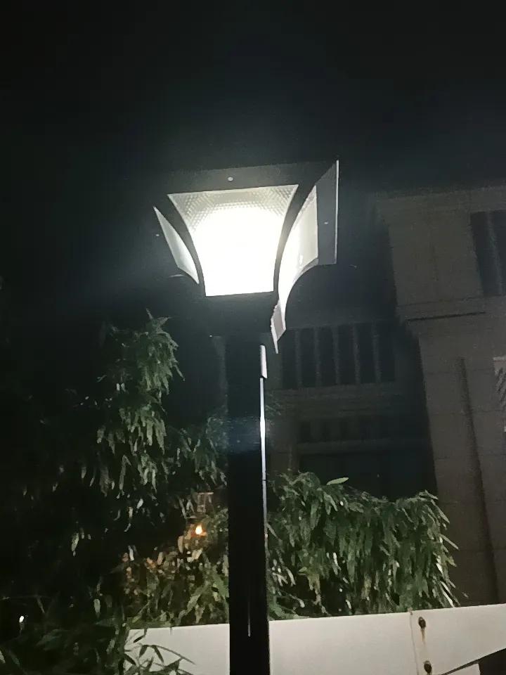晒晒相册里的一张路灯照片夜晚下的路灯，像一个战士！守护着安静的夜