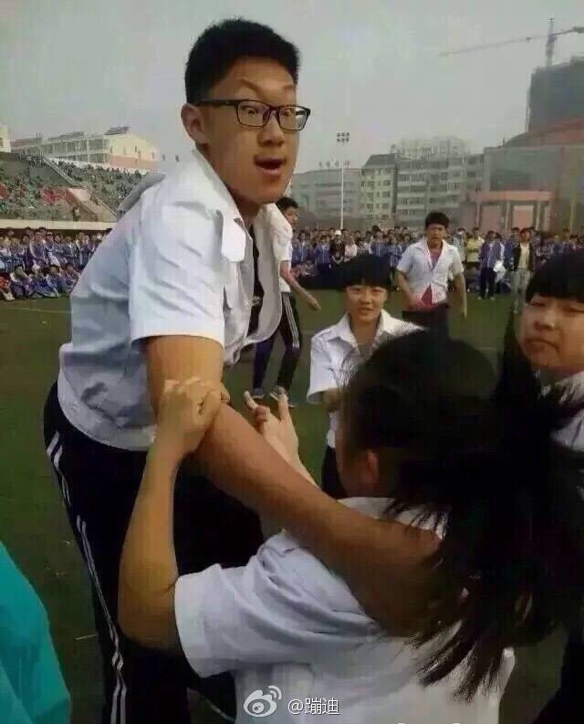 LV起诉厦门一楼盘四叶雕花侵权讲真的，它起诉不是问题，但判它赢才是问题。它在国外