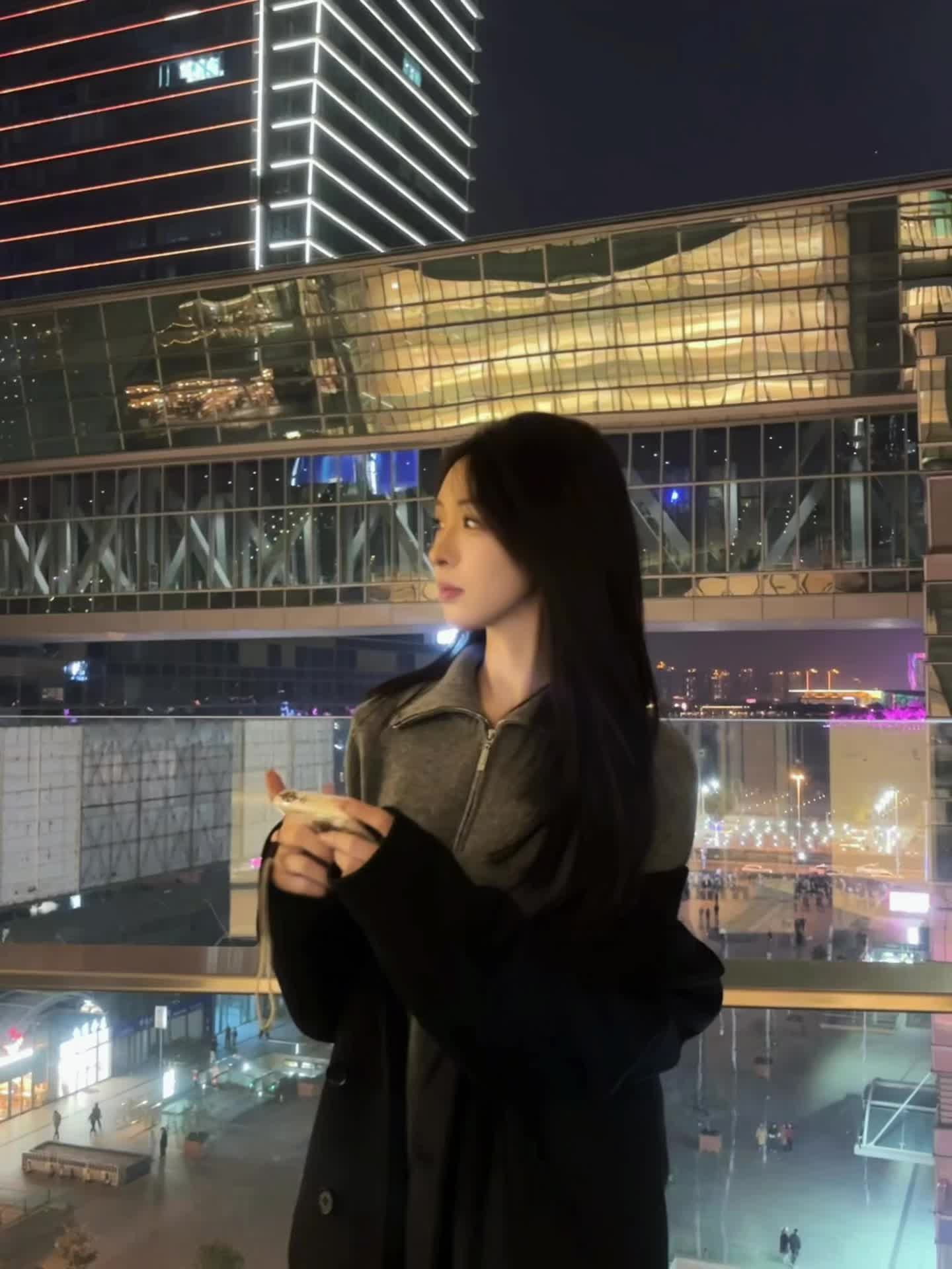 我也不太了解她