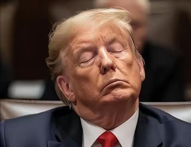 一艘装着美国卖给台湾第一批军火的货轮，正往台湾海峡开过来。美国那边放出狠话，说要