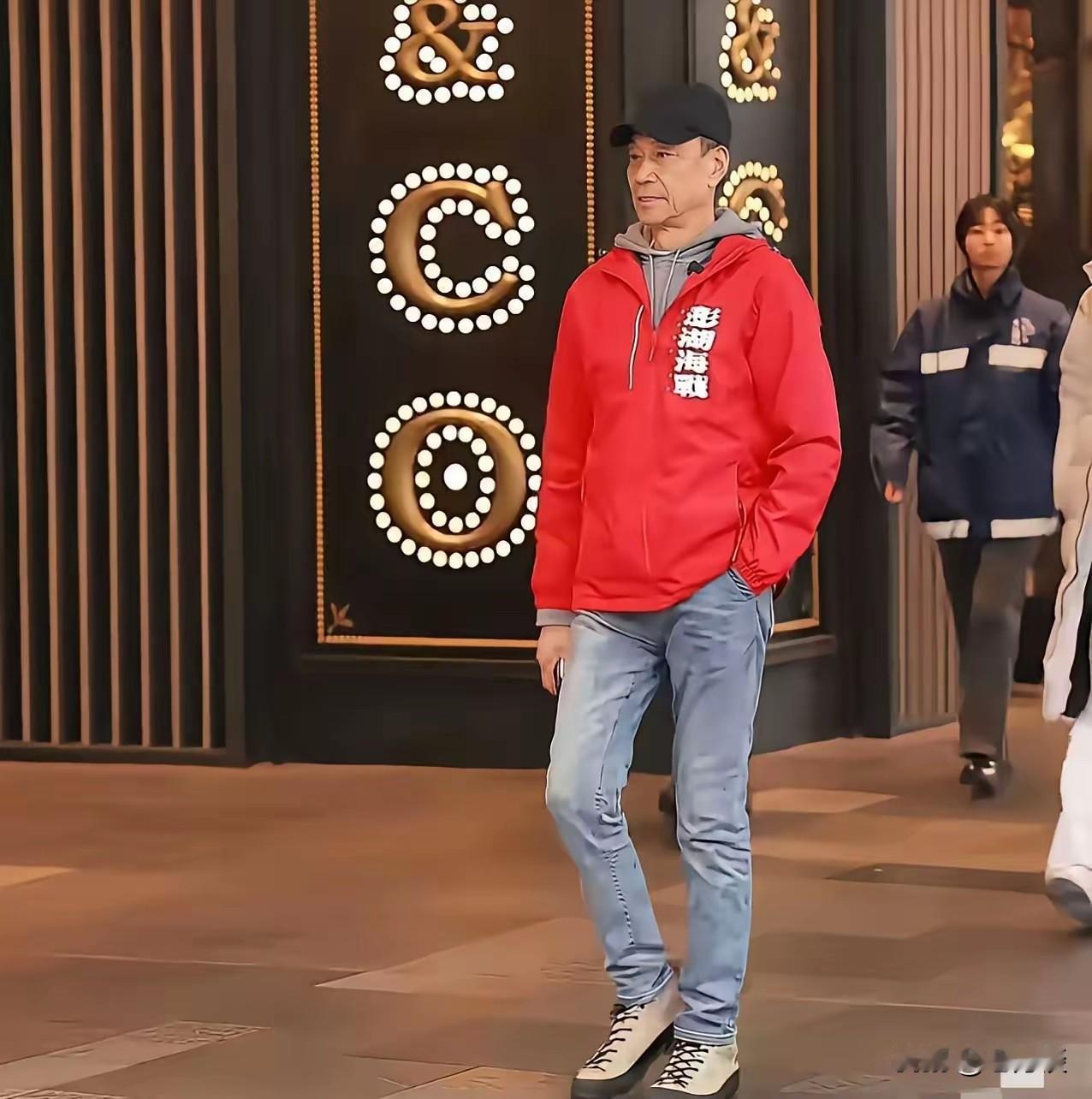 真的是不可思议，这个看起来只有 60 来岁的老人家，其实已经将近 80 岁了，他