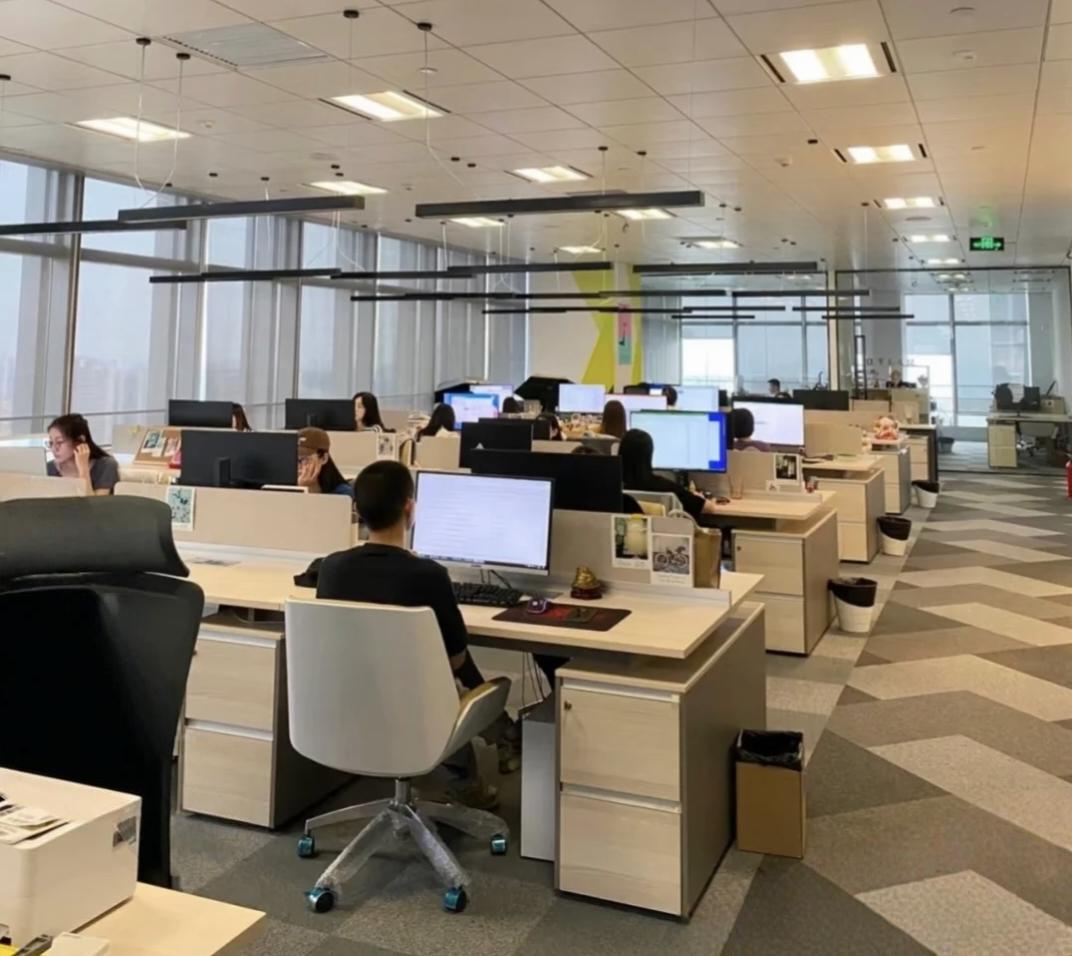 我发现咱出来打工的就根本没必要把公司当作家。以前总为了工作牺牲生活，觉得公司好我