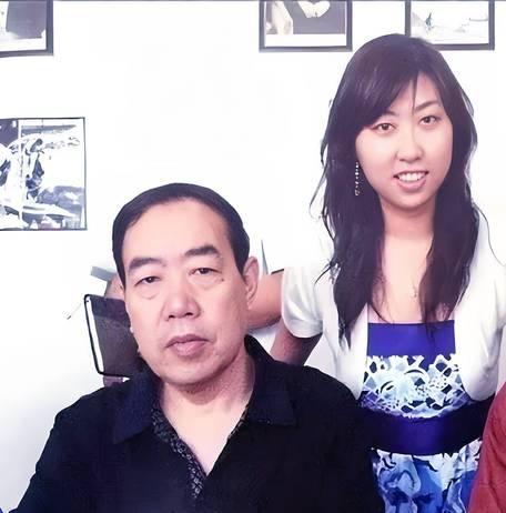 贾浅浅学术论文抄袭曝光，贾平凹因用自己的手书换下刊物《延河》上原来伟人的字体，也