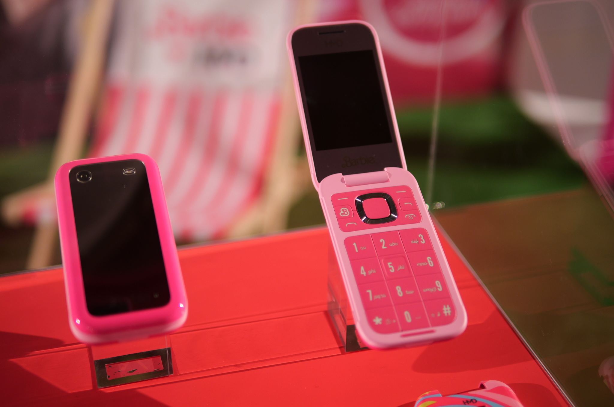 #IFA2024# HMD 把前几天在国内上架的芭比粉手机拿到现场展示了，翻盖+