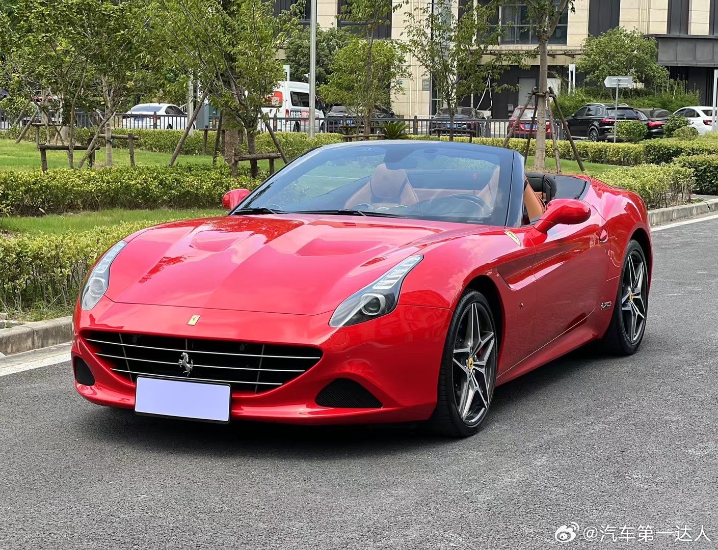 法拉利加州T Handling Speciale 版本，带车衣 ​​​
