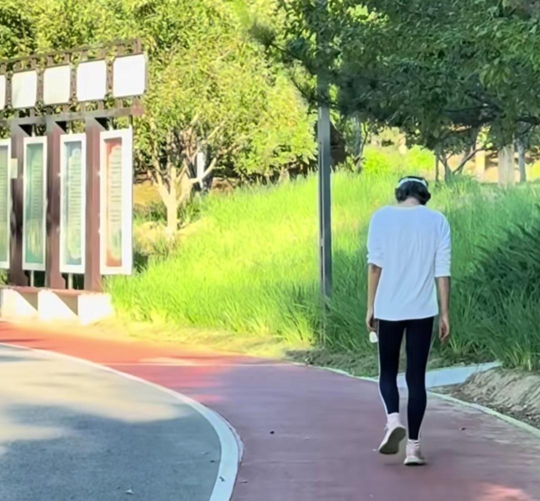早上跑步碰到朴树老师，看着他那瘦弱孤独的背影，忍不住猜测他这些年经历了啥。
朴树