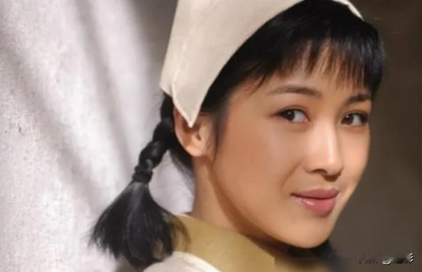 没想到童蕾居然说亮剑是她演过最粗糙的戏！
她还拍过其它戏吗？
也就是在亮剑里火了
