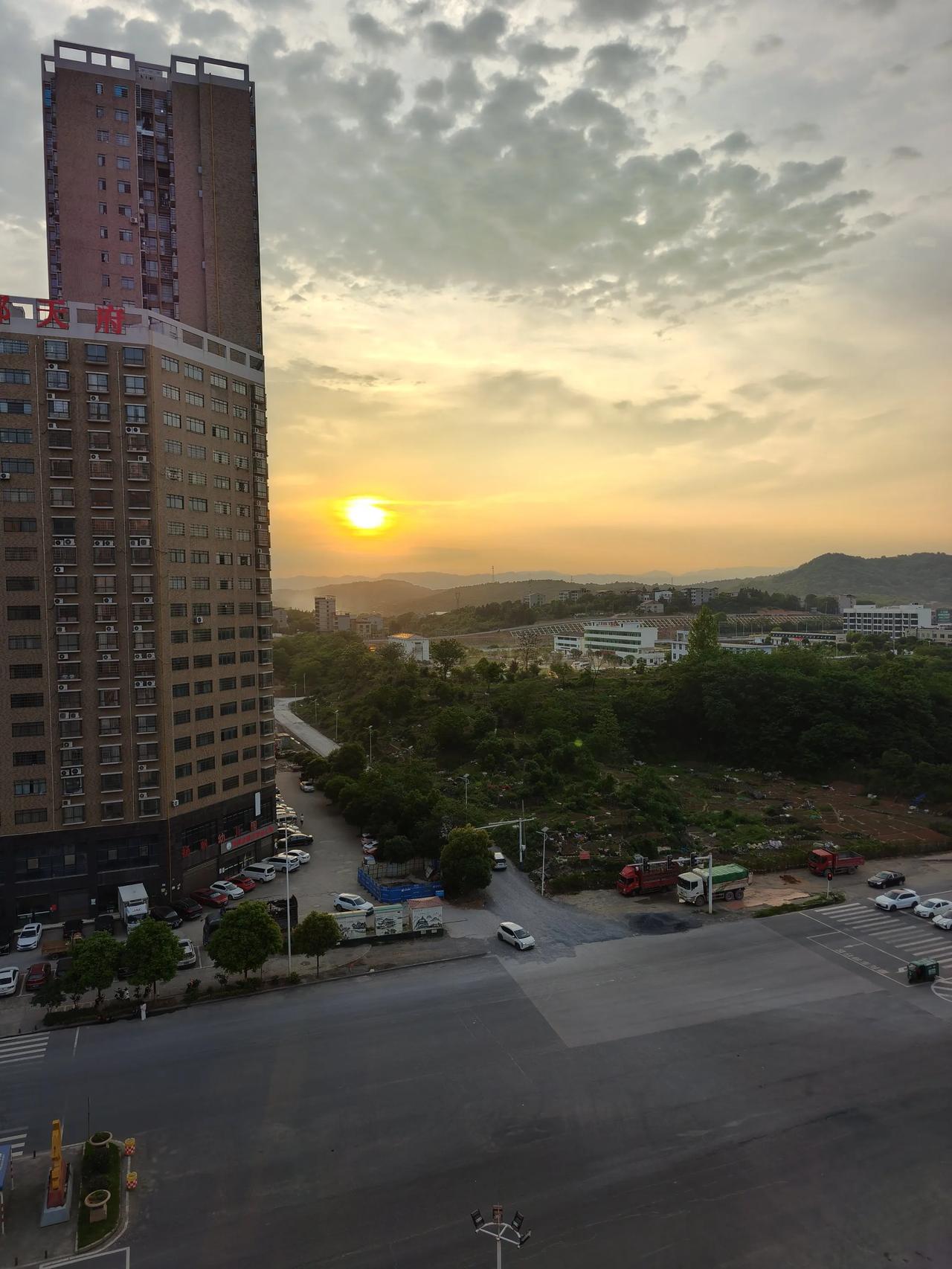 “过好自己”与“活在当下”：两碗毒鸡汤的真相

近来，有两句话在朋友圈、短视频、