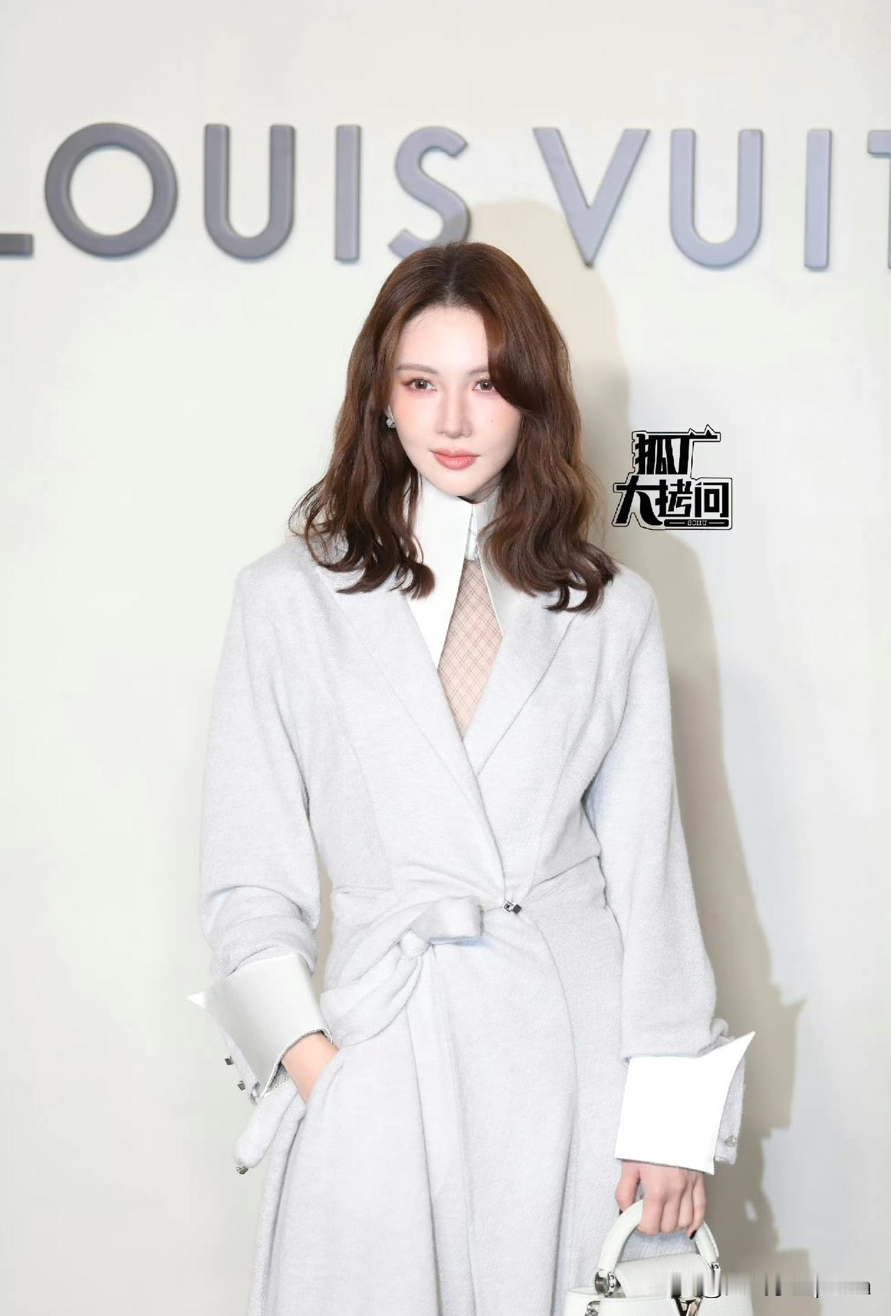 说真的，现在看美女早就不是光盯五官啦，而是看整体。
像金晨这种，个高条顺、气质挂