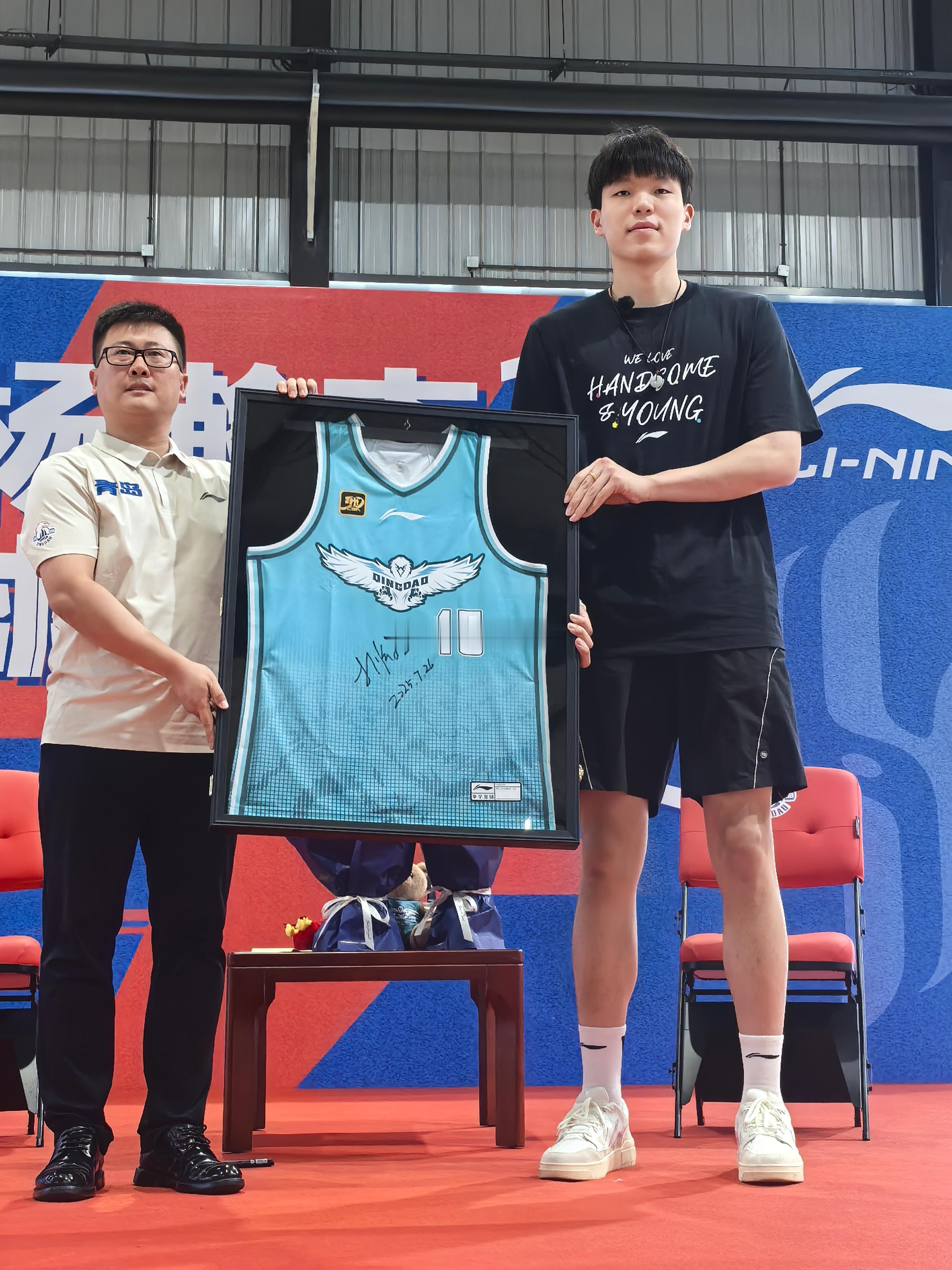 在今天上午的杨瀚森球迷见面会上，青岛国信男篮宣布将短暂封存杨瀚森的15号球衣，在