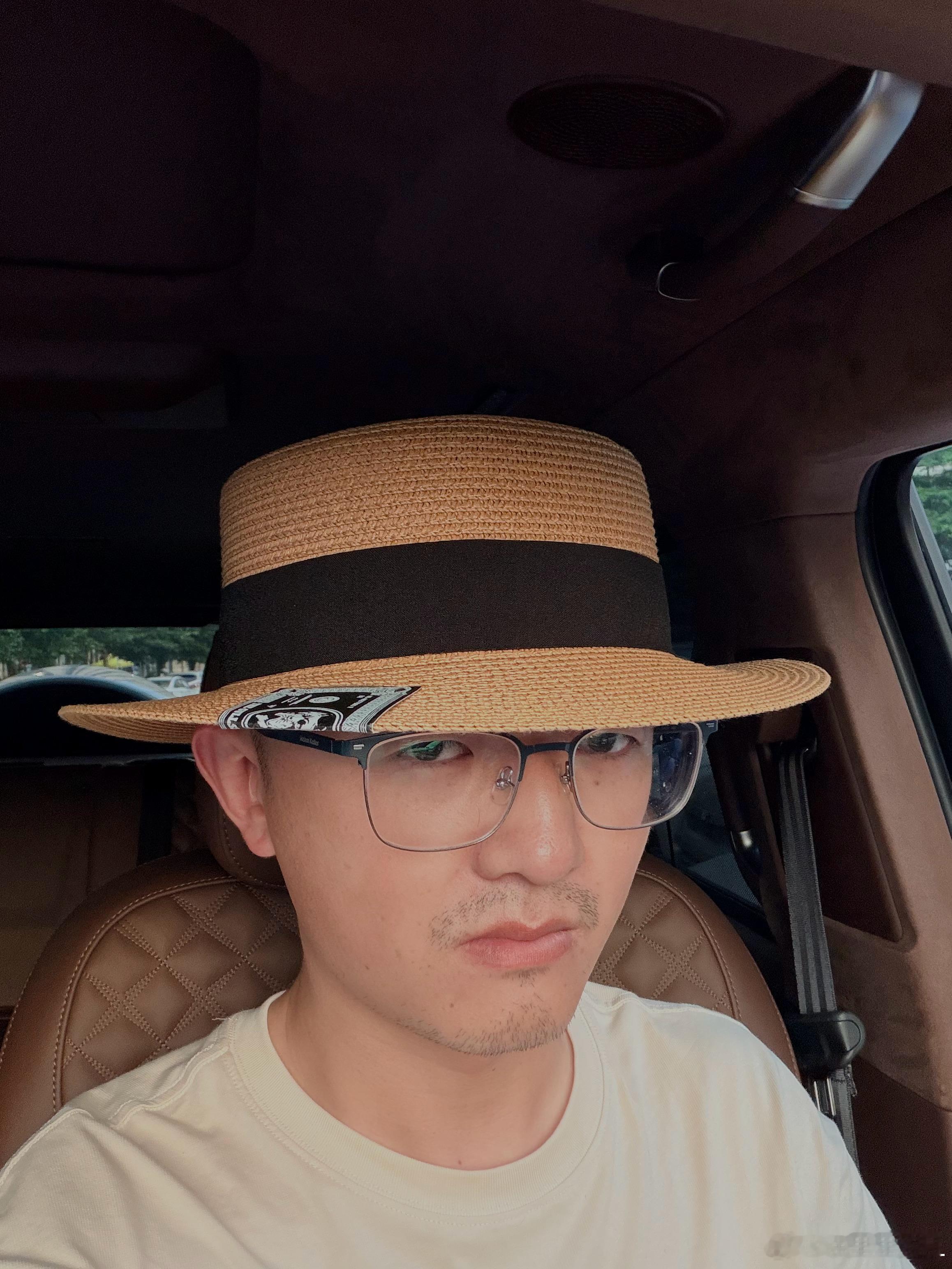 明天去丽江见女神。特意买了个帽子。怎么我戴上总感觉像是刚去地里掰完苞米？