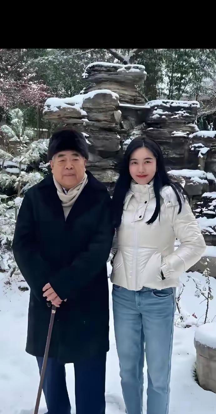 几位大佬的娇妻范曾的老婆，王石的老婆，张艺谋的老婆你觉得谁的颜值更胜一筹？ ​​