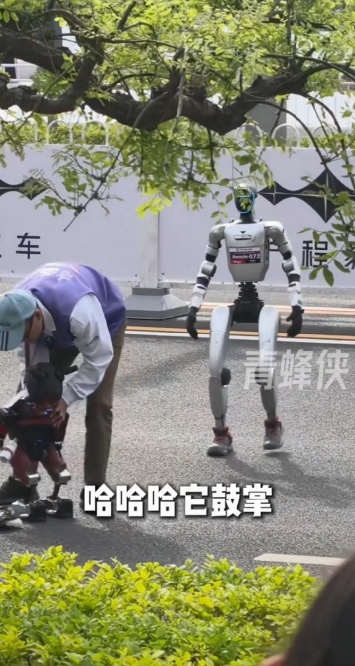 小鼻嘎一通忙活，上蹿下跳东奔西跑，忙完直接累趴在地，四肢瘫软眼神放空，连喘气都带