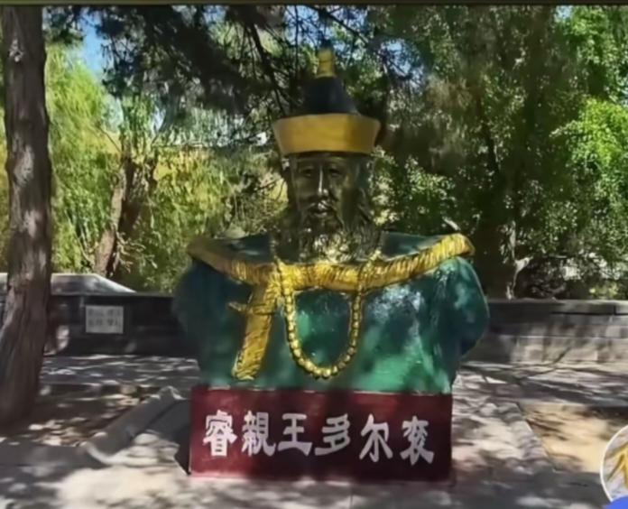 多尔衮的雕像被拆除了。也不知道给多尔衮树立雕像的那个人是咋想的？明明这是一个强力