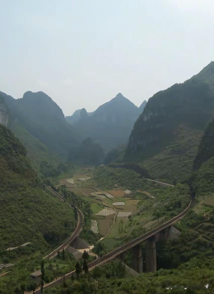 这是一条已经消失了的手工搓出来的工程奇迹——老的黔桂铁路。这条铁路建于上世纪的三