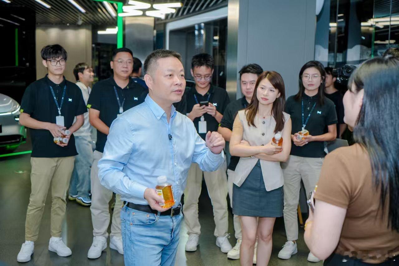 何小鹏深夜探班P7用户试驾送大麦茶全新小鹏P7首日试驾就爆火，何小鹏深夜探班试驾