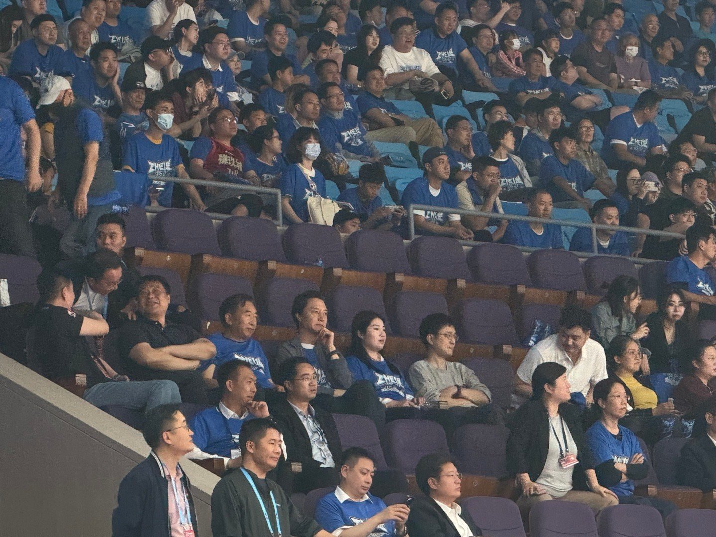 马龙一家四口观战cba总决赛马龙第四节提前走了。哎马龙在演我的看球状态cba总决