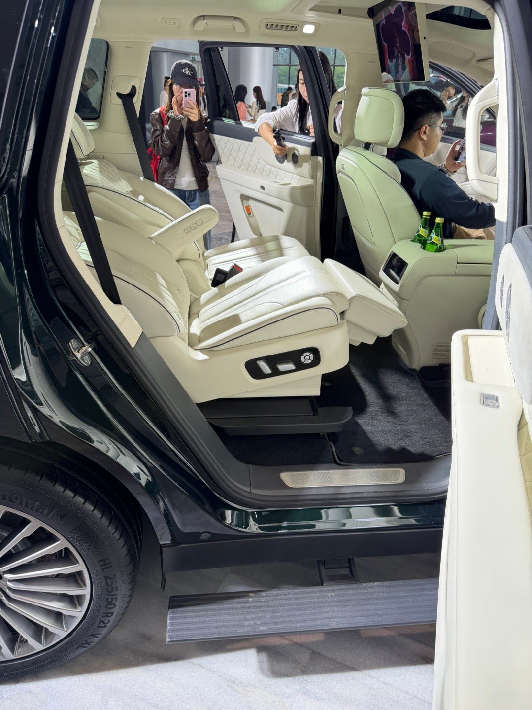 魏牌V9X正式开启预售已经来到预售发布会现场，先给大家看看魏牌V9X车辆细节 