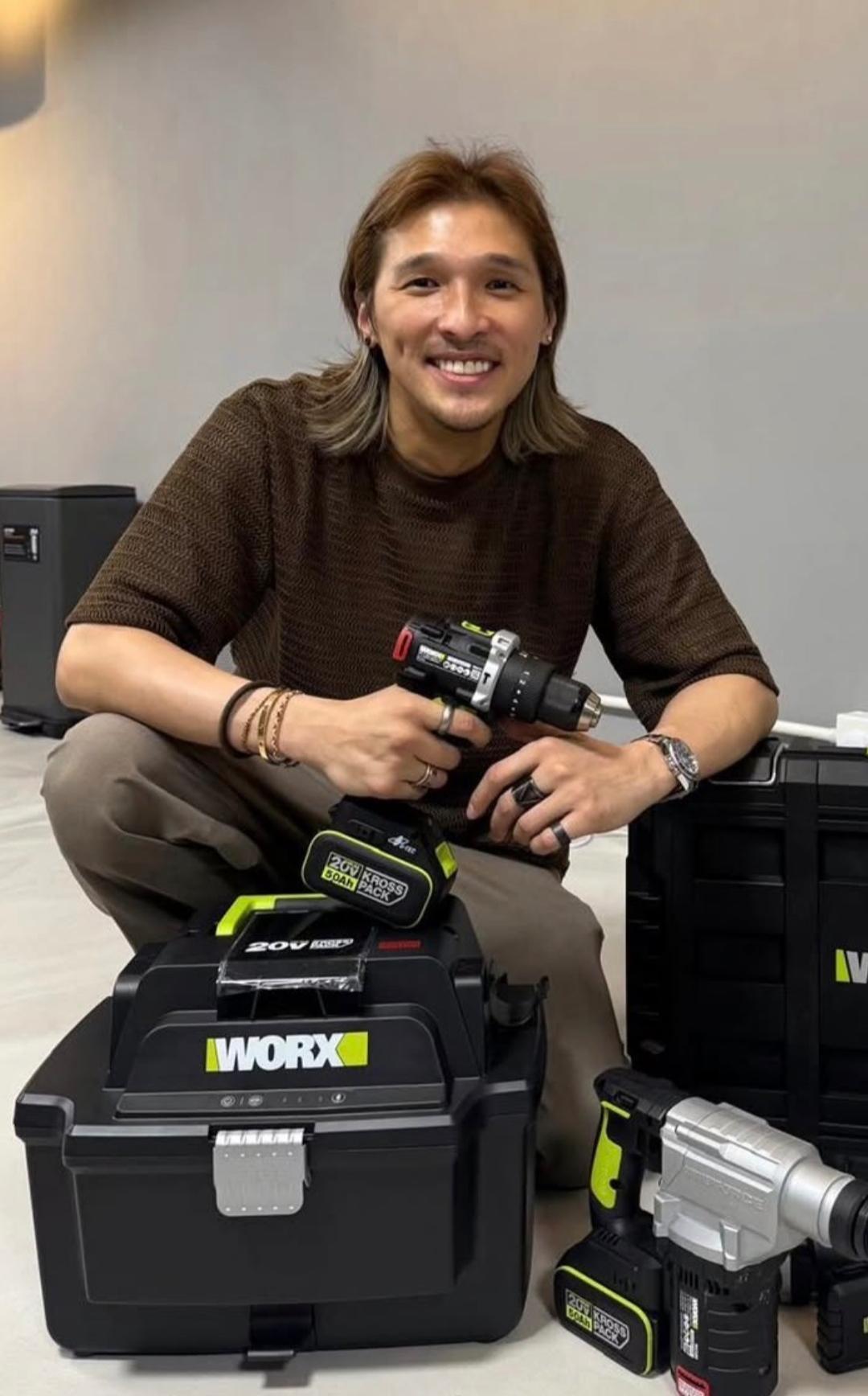 为了还债，这位男明星吃了6年的快餐，店员都看不下去了。

42岁的香港男星黄又南