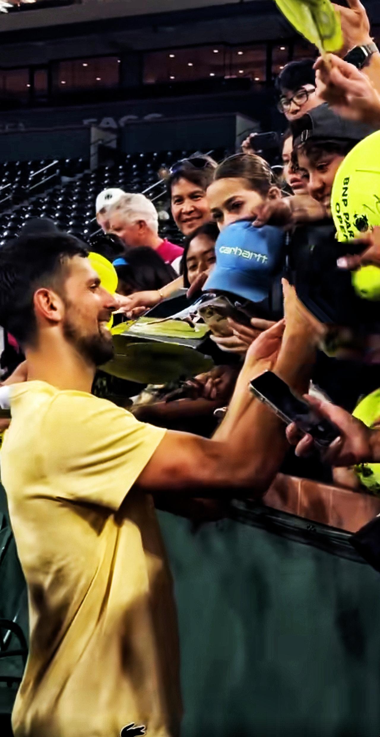 德约科维奇印第安维尔斯备战训练后耐心而友好地给球迷签名
        北京时间