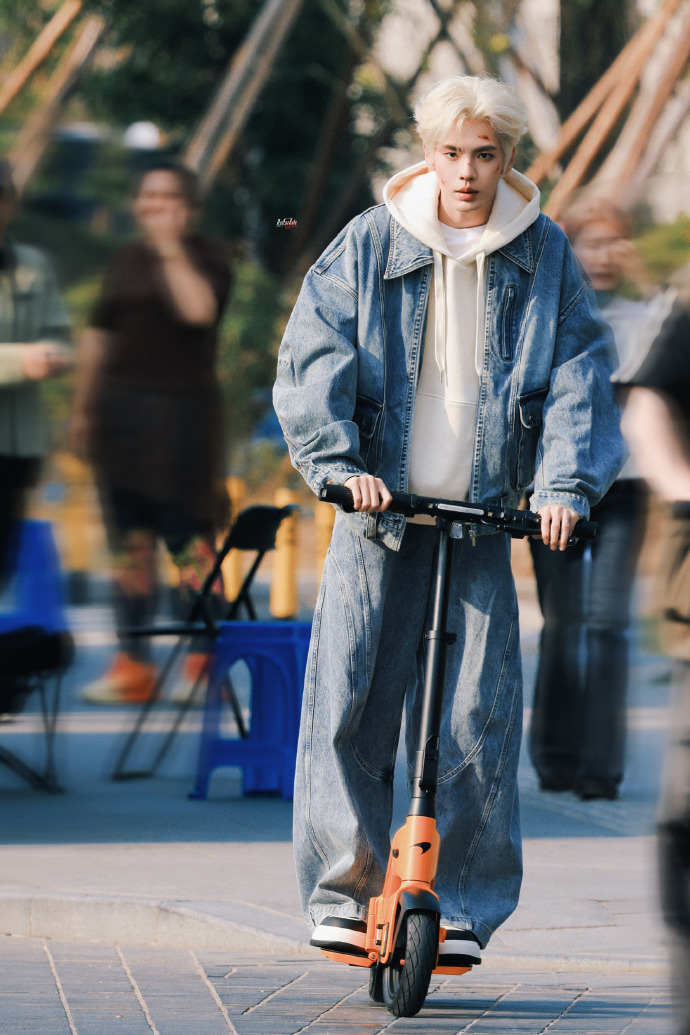 毕雯珺新剧金发造型，这个战损版裴川完全撕漫男来的！ 