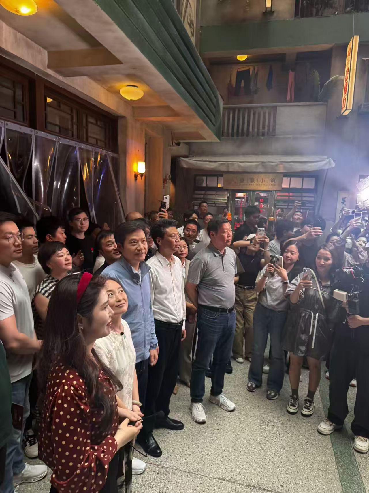 在盐城市中心竹林的 ，亭湖区区长田海波陪同