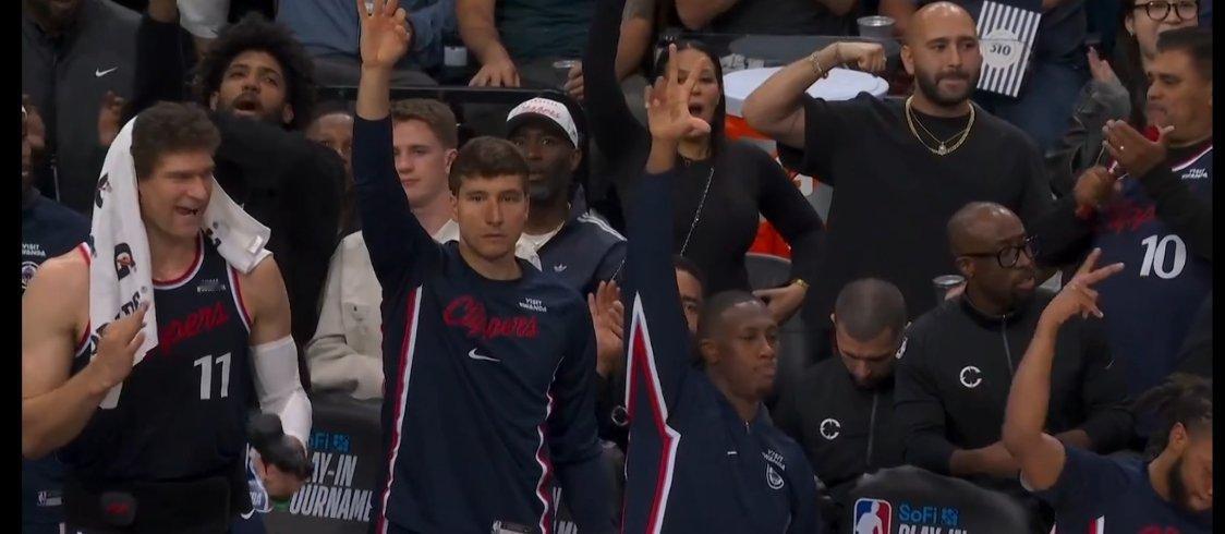 ▲科比-桑德斯和米勒一人一记三分球拉开比分 