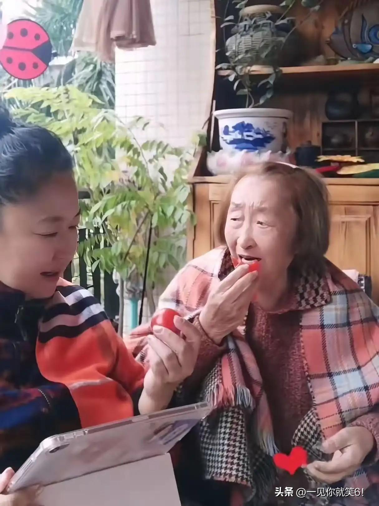 据彭玉的邻居爆料，原来她晚年还在广州待过，住的小区非常不一般！

这位邻居说，彭