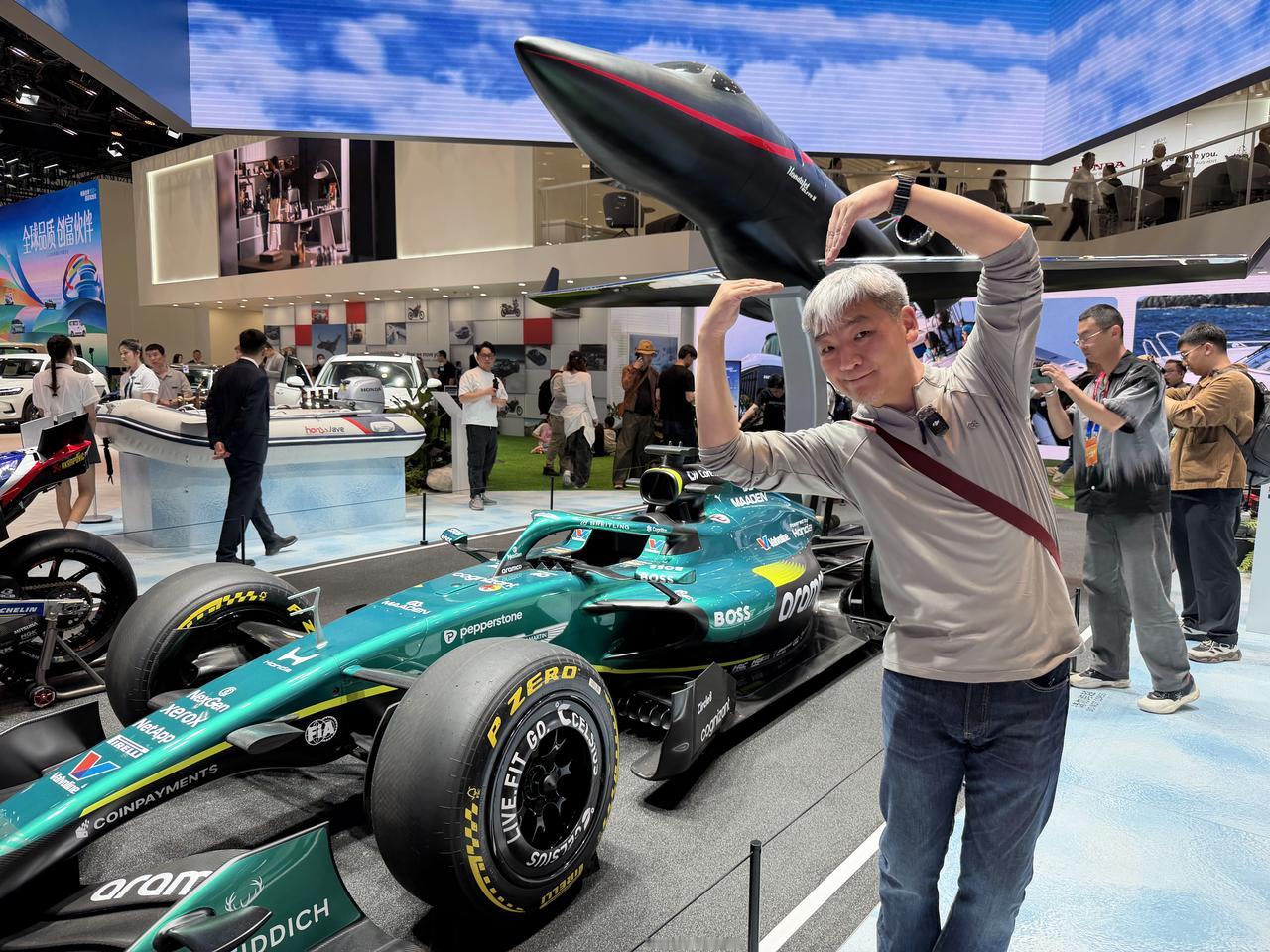 不得不说，今年北京车展本田展台真的太会了！压根不需要车模，光靠硬核实力就疯狂吸睛