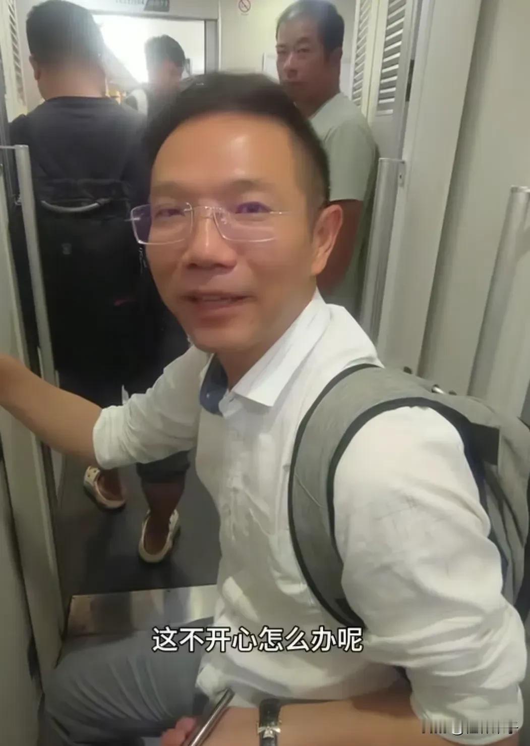 李圣老师又踏上了征程！
在动车上的他没有买到座位票，
只能是站票，
但精神和气质
