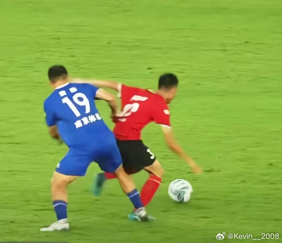 这次常州队惨败，其实我能够理解。职业球员天天都在练习怎么踢球，怎么踢好球，而业余