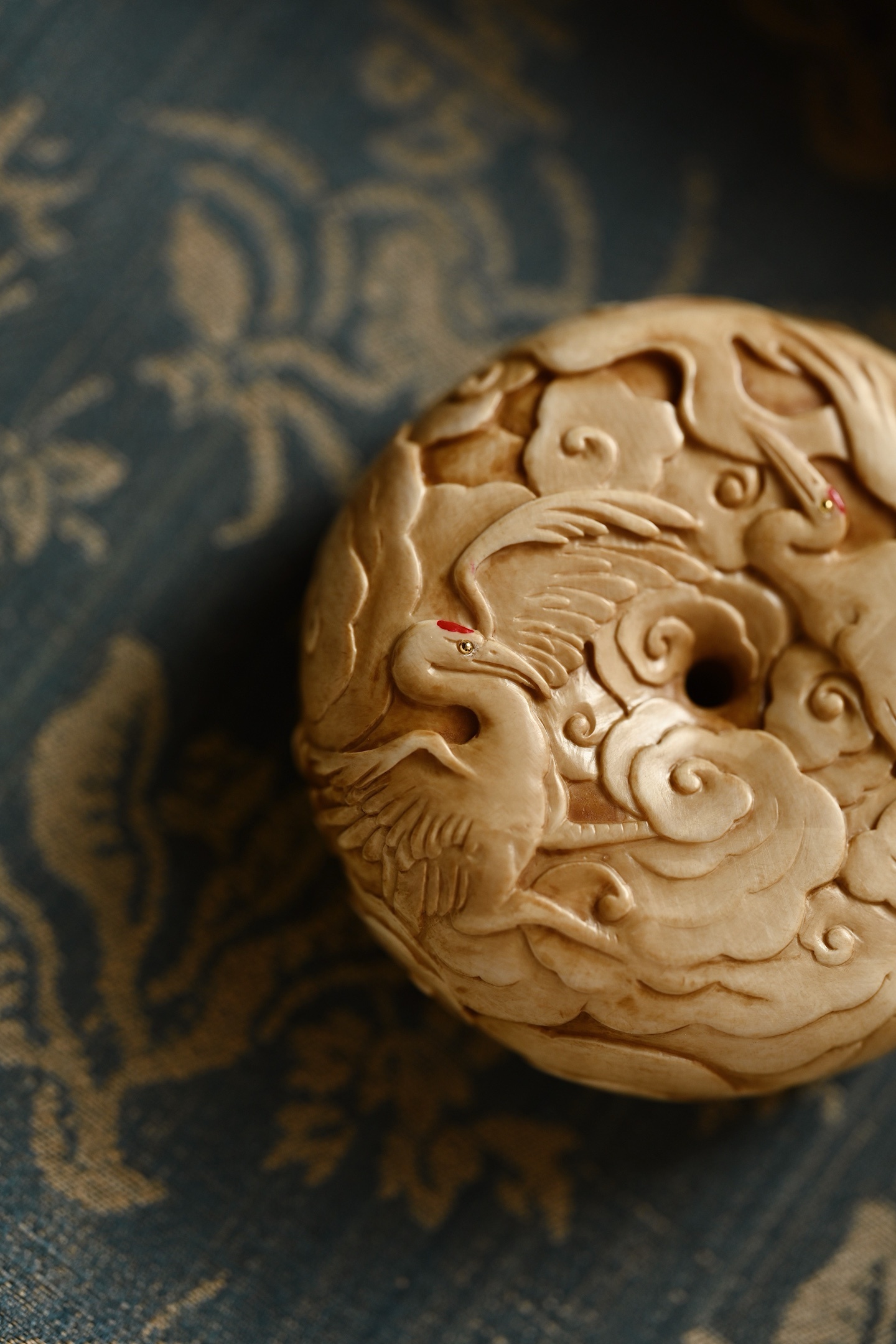 猛犸仿古 | 云鹤 平安扣料质温润，仿古韵味浓厚，雕刻群鹤穿云，仙鹤姿态舒展灵动