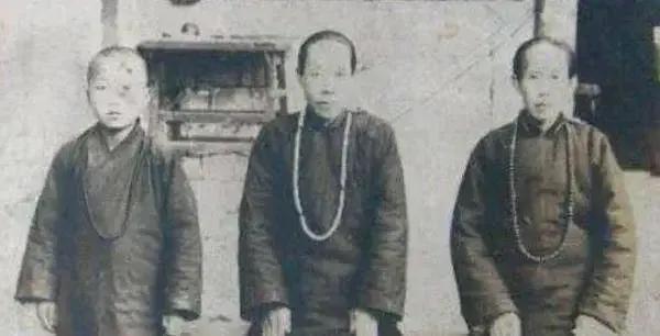 1937年，日军冲进南京的一个尼姑庵，没有人性的他们，竟然要欺负尼姑。其中，一个