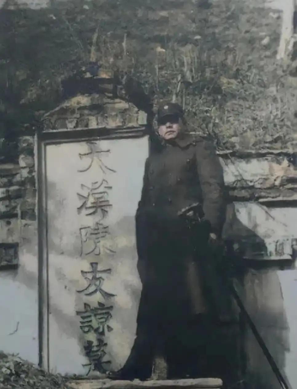 1946年，张灵甫站在陈友谅墓前的一张留影，当时抗战结束不久，张灵甫赴蛇山游玩，