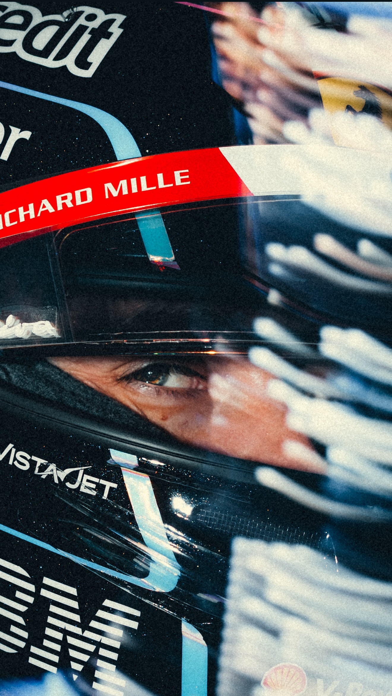 Charles Leclerc 新加坡特涂头盔纯黑底色，都市夜景，霓虹荧彩🌃2