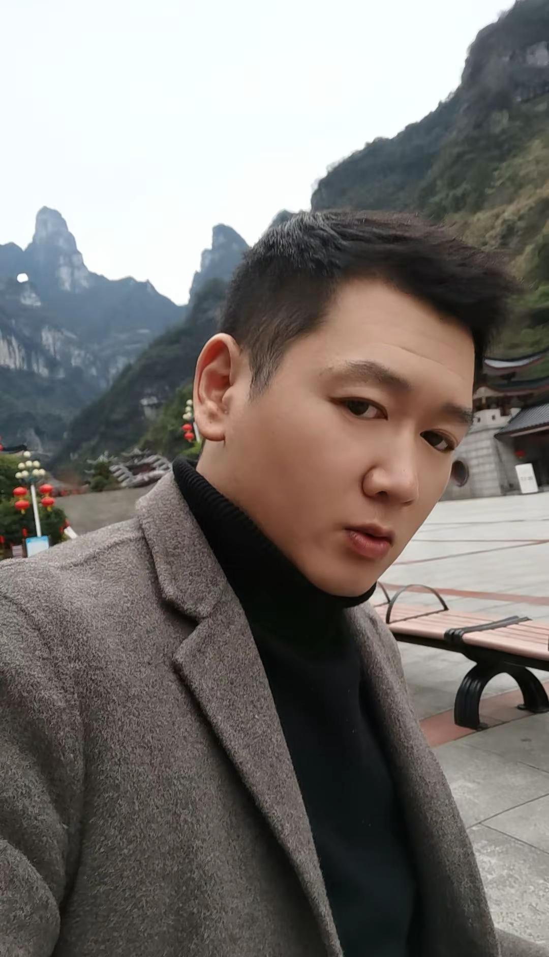 饭吃饱了撑的跑来看了一个洞