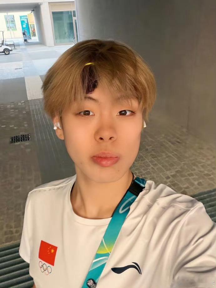 速滑齐天大圣赛场外另一面 冰场上，他是身披齐天大圣战盔、破历史纪录的速滑少年，无