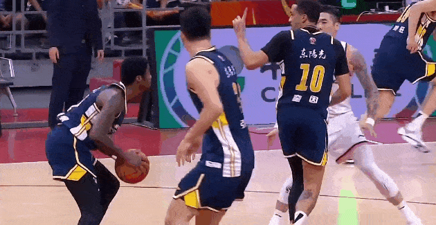 CBA 广东宏远打不过球就搞下三滥的手段，已经刻进基因里了。上海男篮vs广东男篮