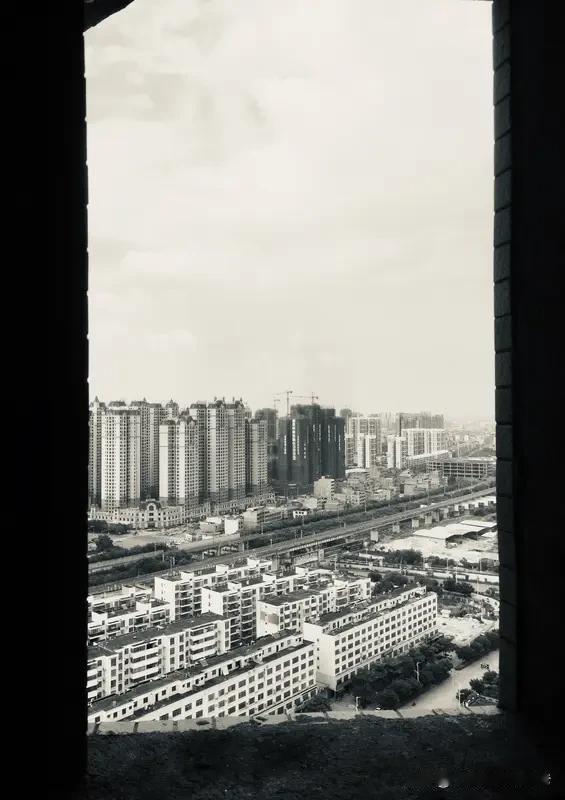 城
文/曾祥国残红
城已将我囚困，慌张会使我死亡。所幸的是，我看见
记忆中的自己