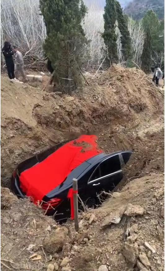 豹子号配上老改新的奔驰S，实力是真有实力，迷信也是真迷信，生不带来，死不带去，这