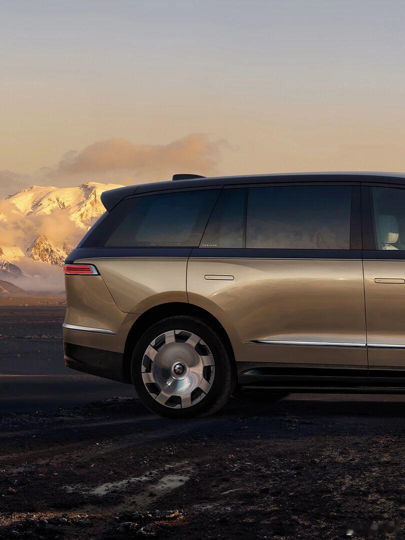 蔚来es9 的二排通道版和中岛版，通道版把小桌板放在了主副驾后面，中岛有隐藏的可