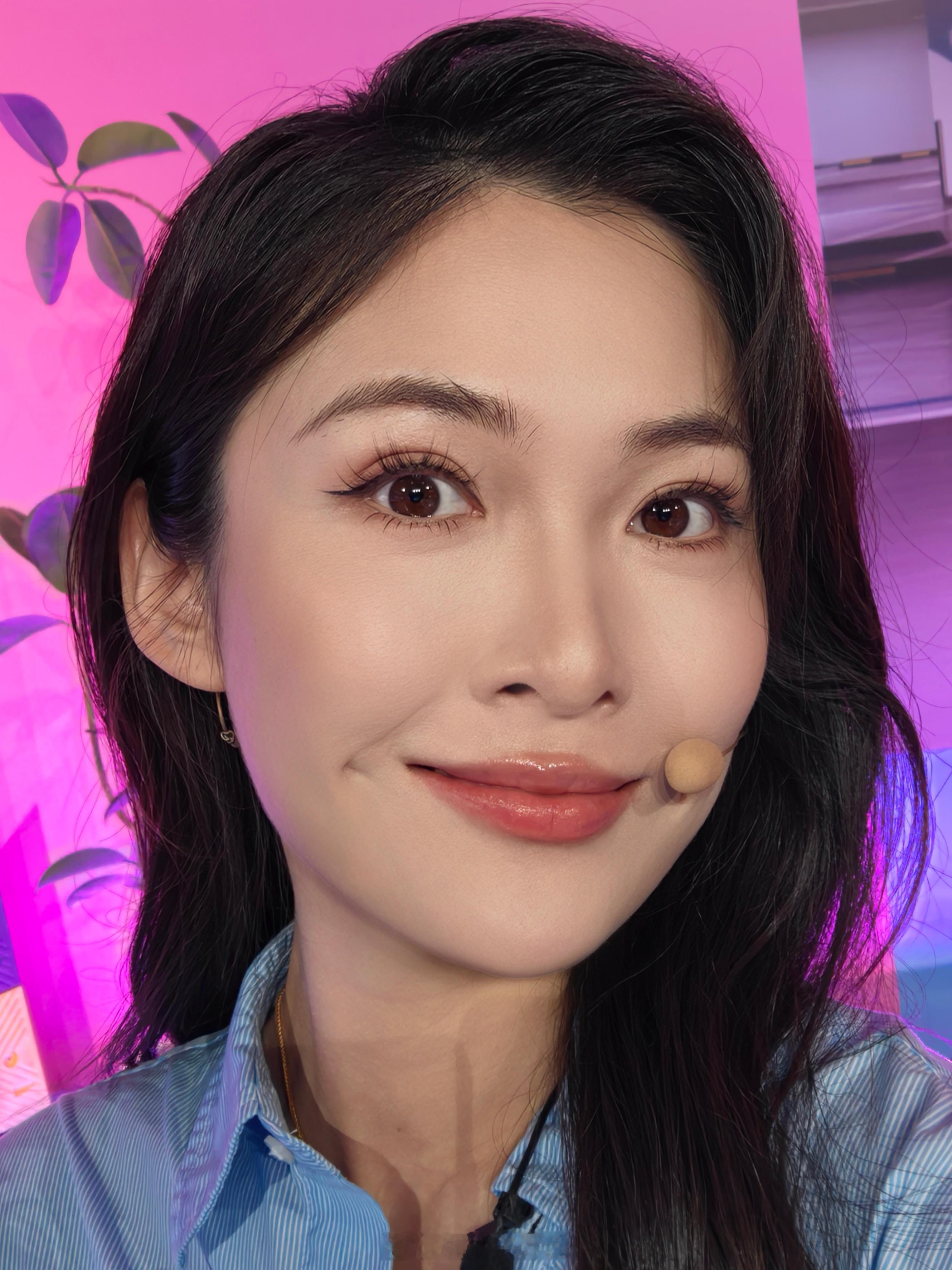 今天也有努力上班这个夏天小洪努力的令人心碎，忙的微博都经常忘记发西西出街