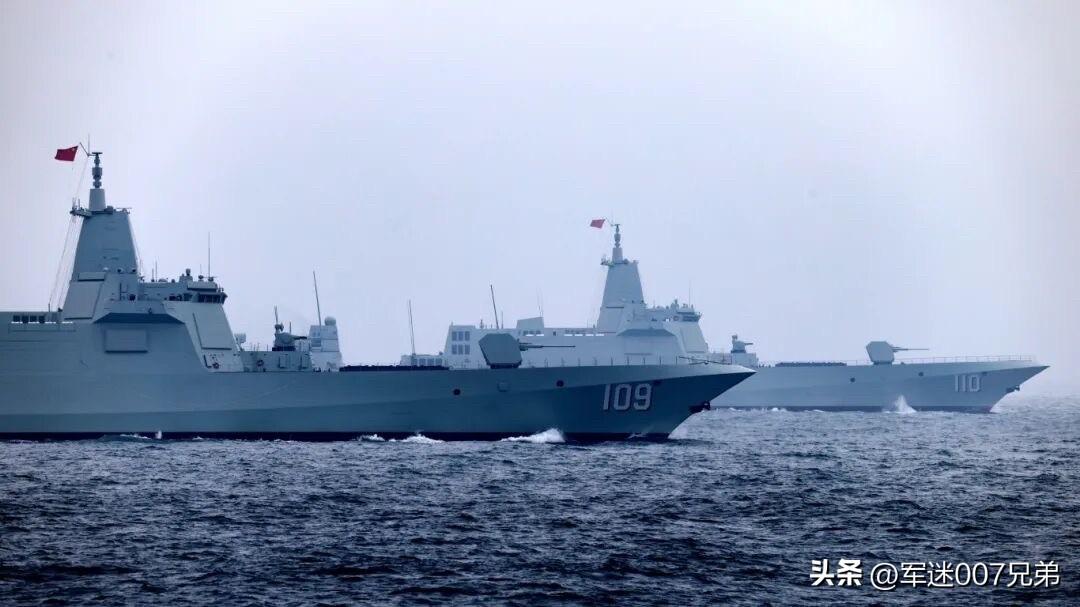 近日，东部战区海军新入列的2艘055型万吨驱逐舰，安庆舰与东莞舰出海编队训练玩“