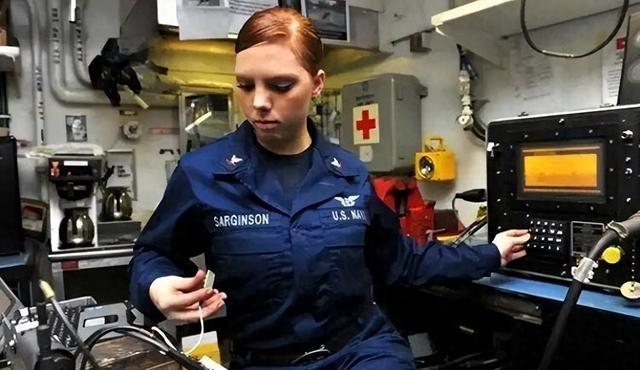 美国航母出海，竟然塞了上千名女兵。很多人以为美国人是在搞政治正确，弄些“花瓶上去