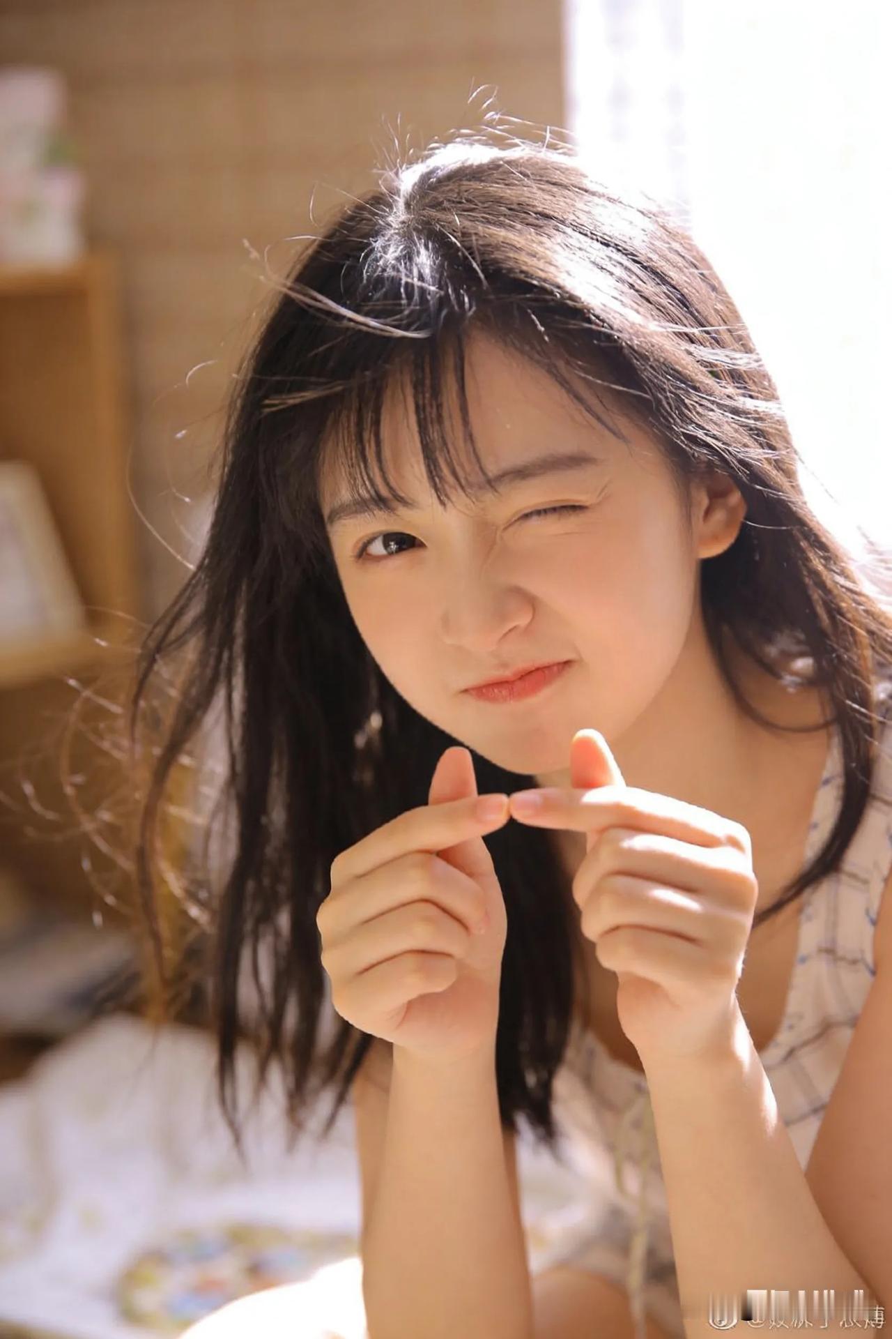 好看的皮囊千篇一律，
有趣的大叔万里挑一！
年轻貌美是短暂的，唯有
有趣的灵魂不