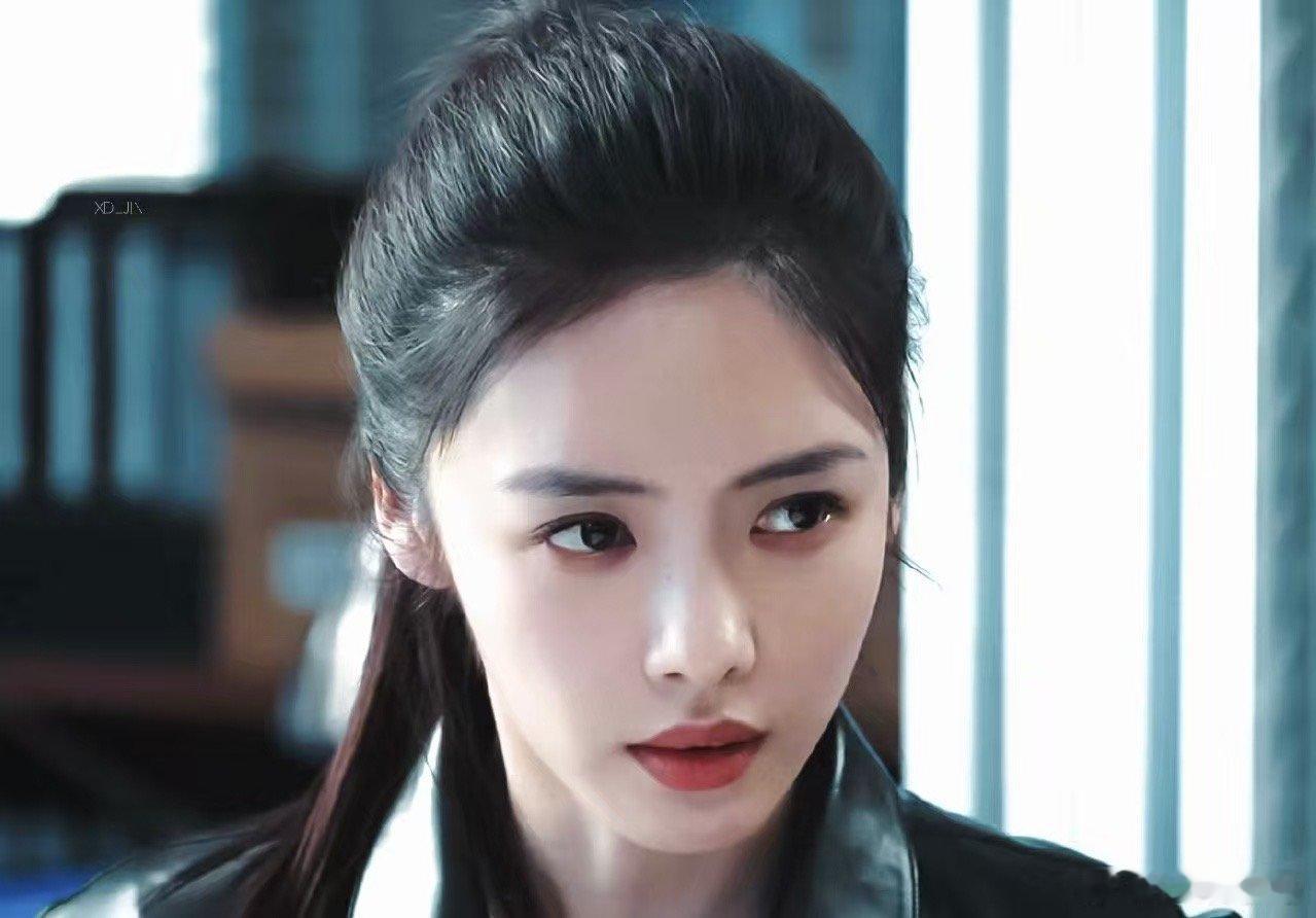 蔡文静这个肌肉线条狠狠惊艳！紧实有力的手臂线条超绝，打戏干净利落力量感拉满，挥斧