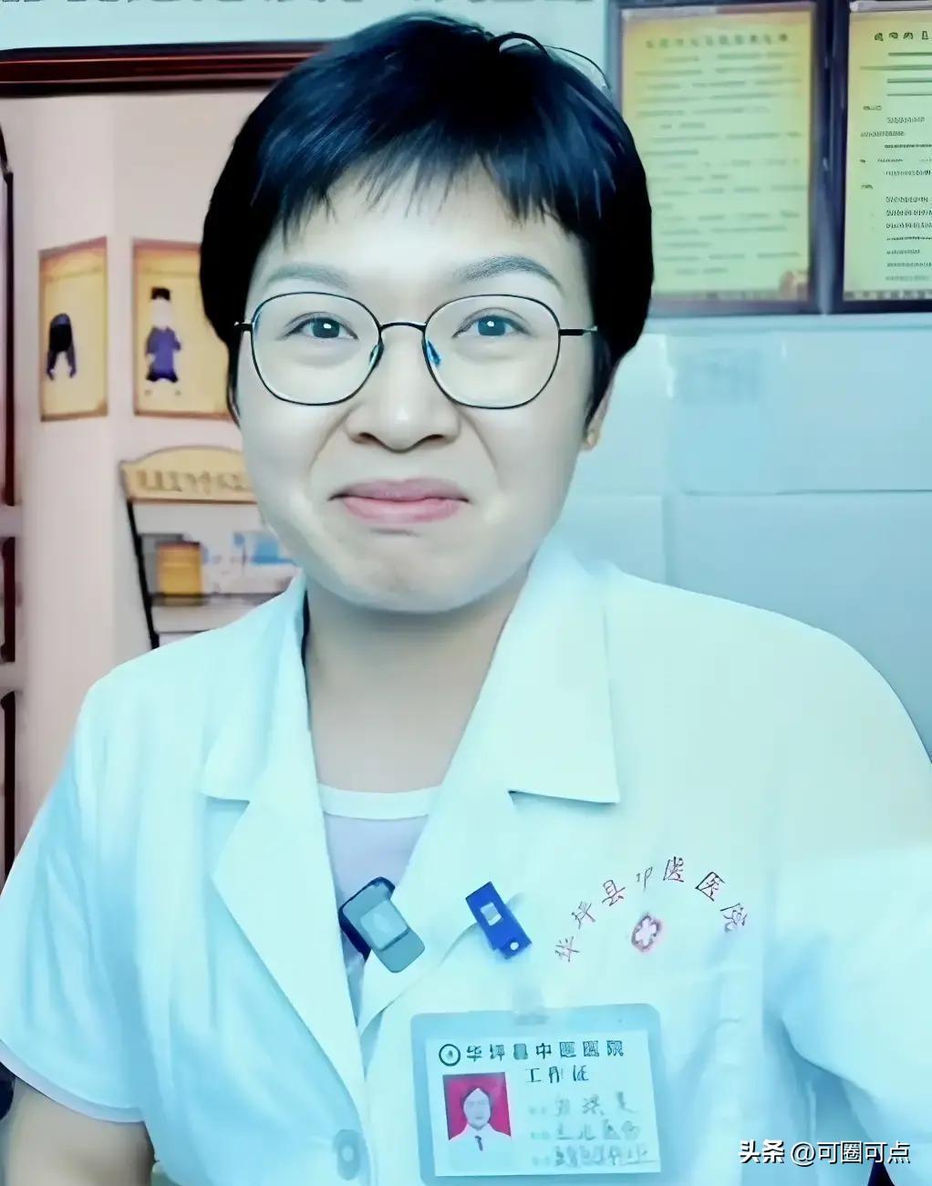 当年被张桂梅死死拽住不让退学换彩礼的贫家女孩刘琪美，如今穿着白大褂站在县医院里，