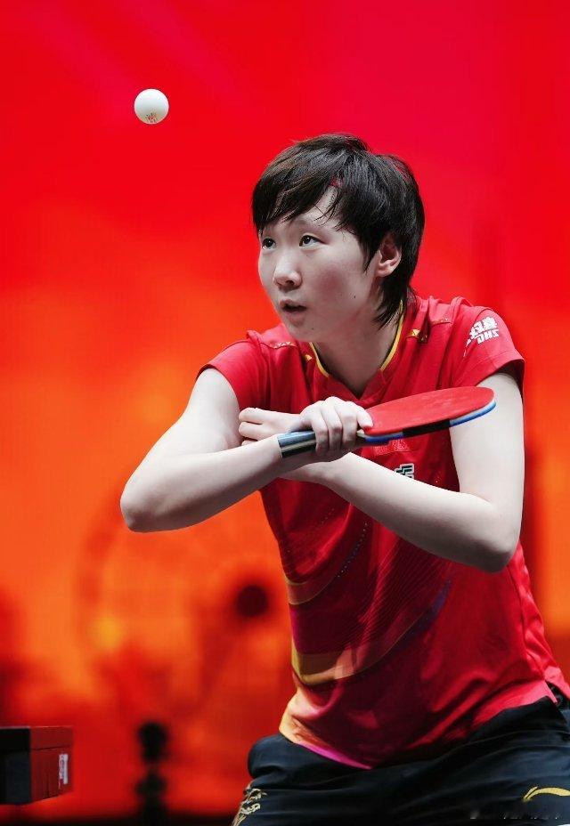 世界乒联为王曼昱庆生世界乒联暖心送祝福，致敬沉稳坚韧的王曼昱。赛场上她坚定挥拍、