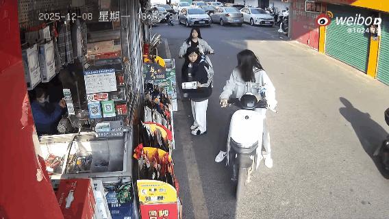 精神小妹偷槟榔的手速，丝毫不逊色精神小伙！[酷拽]

这么大姑娘了就不知道羞耻吗