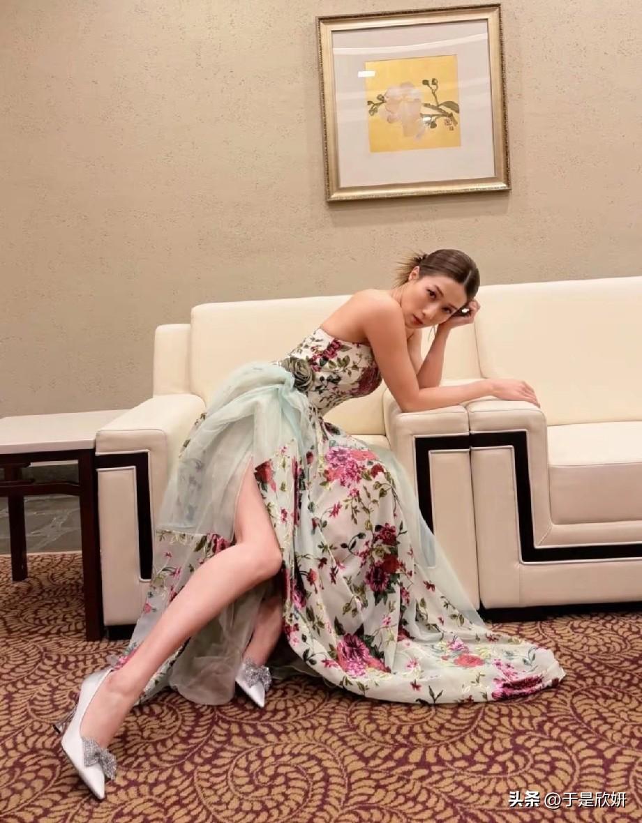 钟嘉欣为新片《夜校》亮相活动，生图直接美上热搜！
抹胸花裙衬得她优雅又明艳，盘发